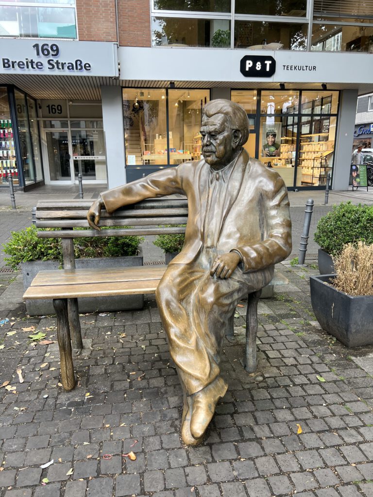 Bronzestatue Willy Millowitsch