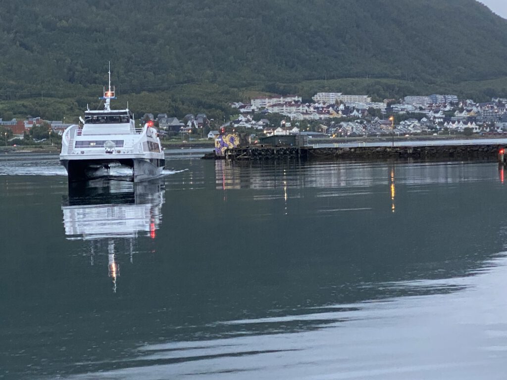 Fähre im Hafen von Tromsø