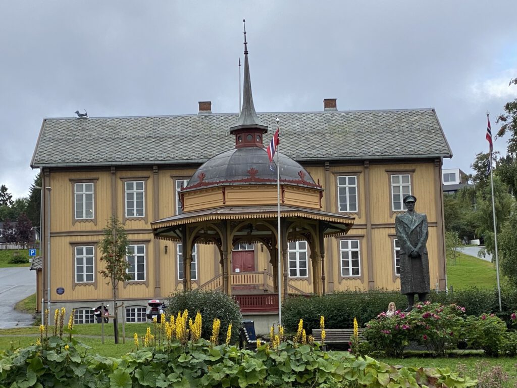 Rådstua und Musikpavillon