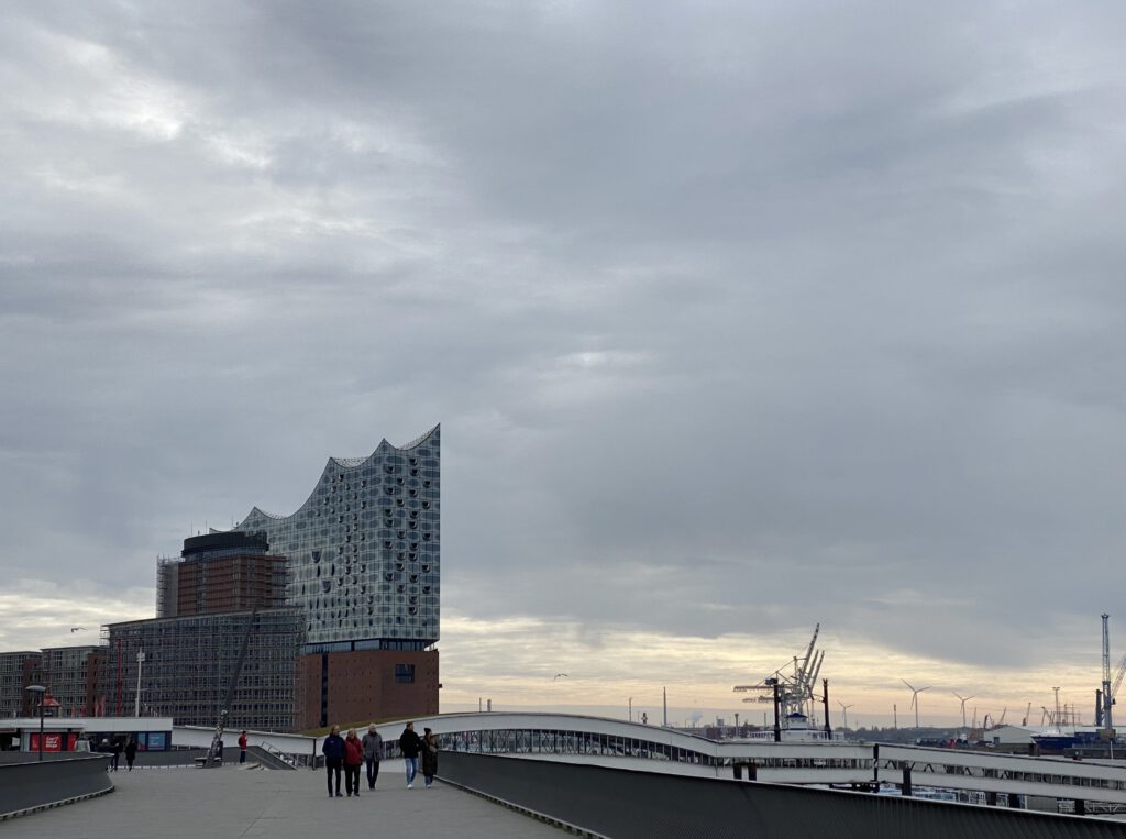 Landungsbrücken Elbphilharmonie Hamburg Hafen Elbe