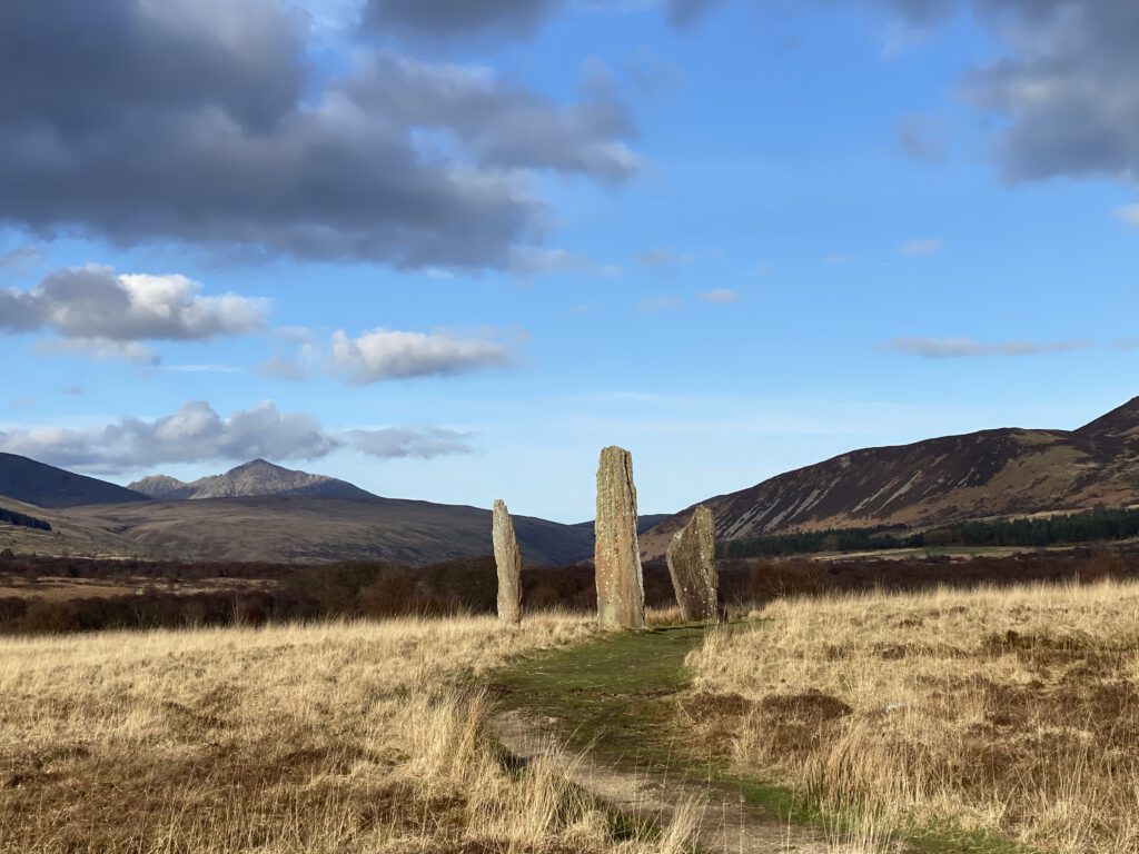 Machrie Moor 2 Standing Stones  Isle of Arran Wanderung Schottland Schaf 