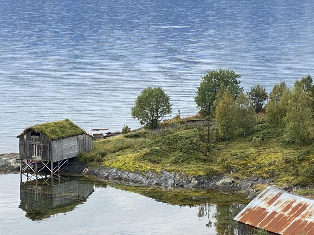 Landschaft mit Hütten auf den Lofoten