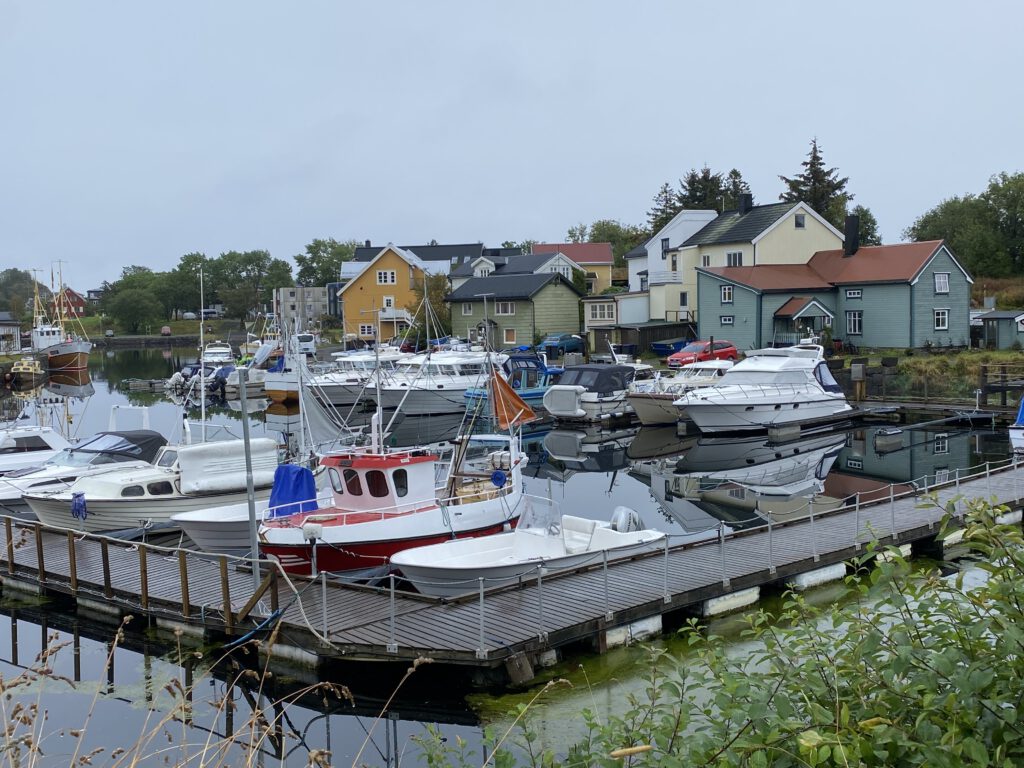 Kabelvåg Hafen mit Booten
