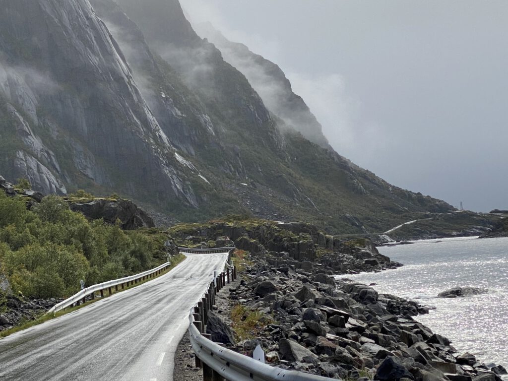 Straße nach Hennigsvær mit grauen Wolken
