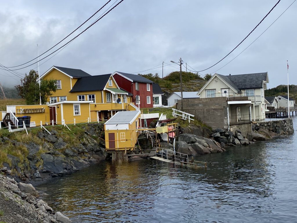 gelbe Häuser in Hennigsvær