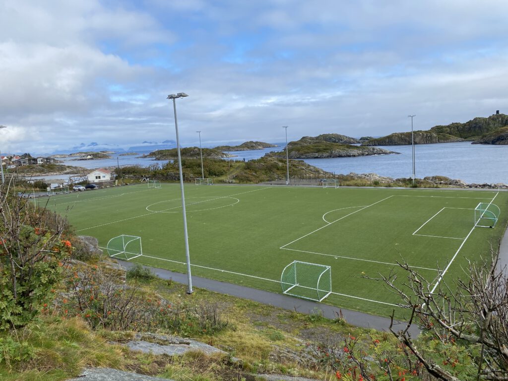 Fußballplatz von Hennigsvær