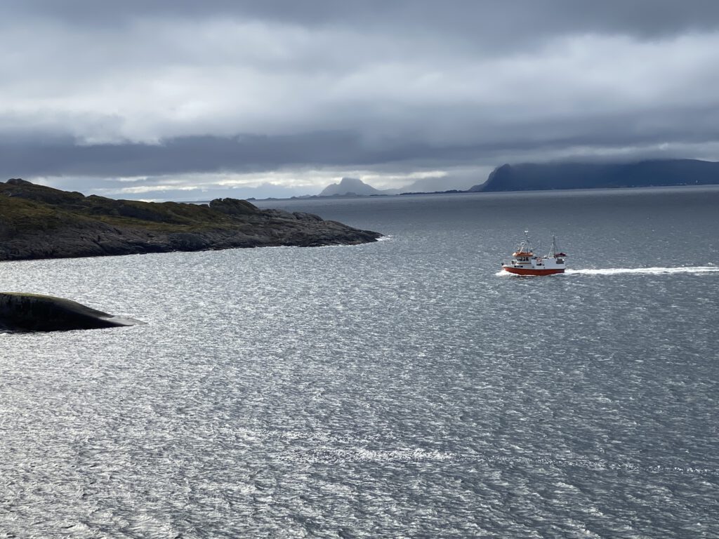 Küste bei Hennigsvær mit Boot