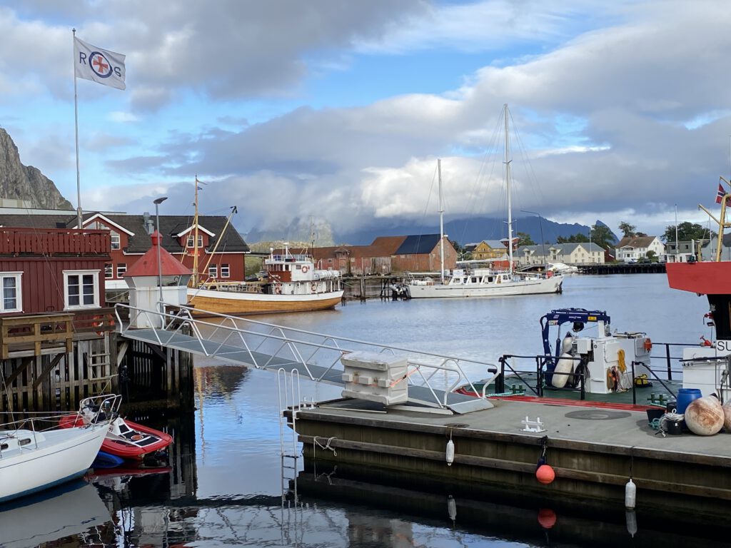 Hafen von Svolvær mit Booten