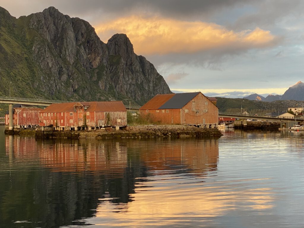 Hafen von Svolvær mit Bergen