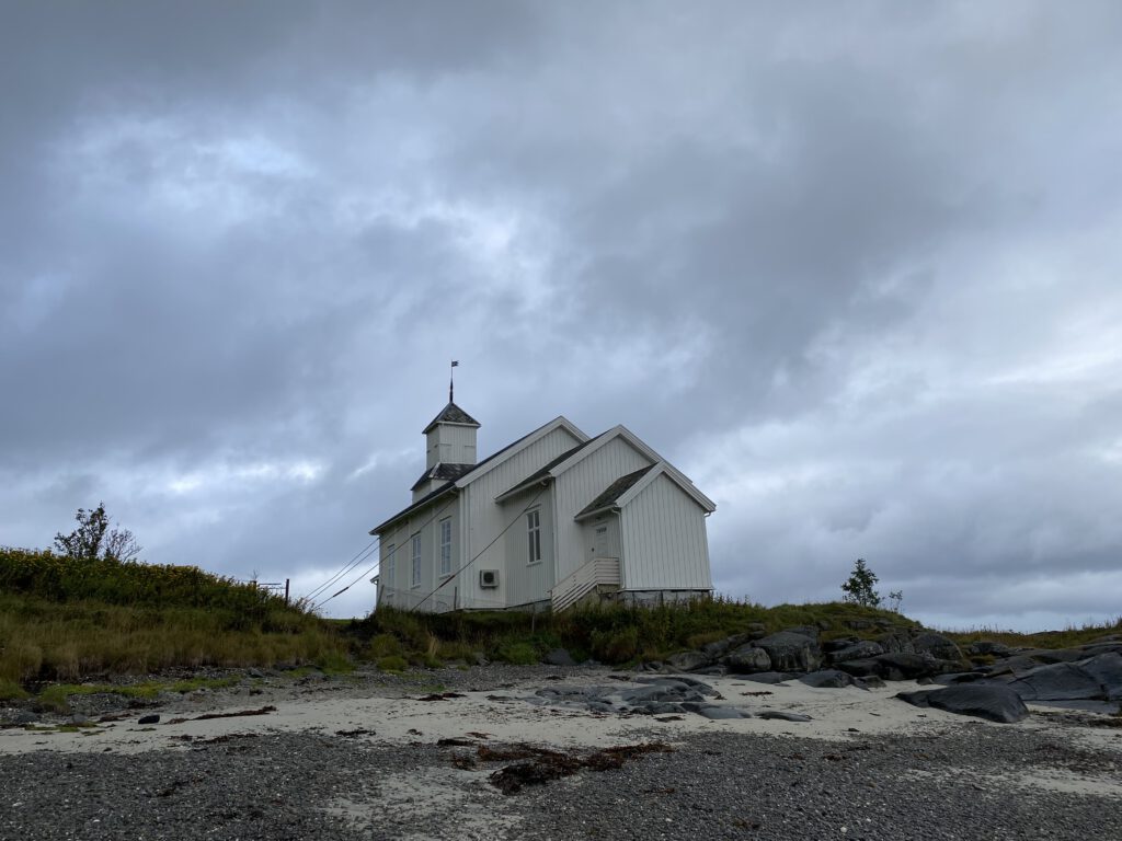 Rückseite von Gimsøy Kirke