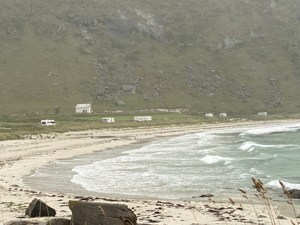 Uttakleiv Beach mit wellen und Wohnwagen