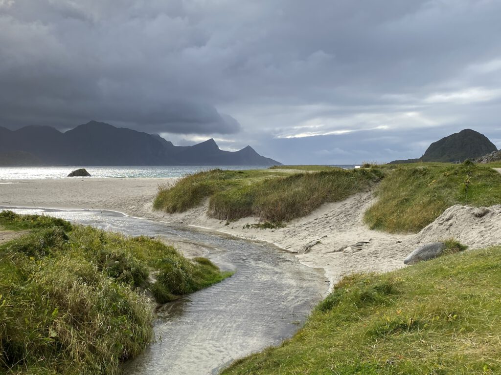 Uttakleiv Beach mit dunklen Wolken