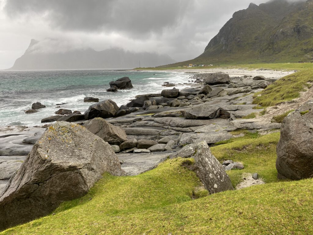 Haukland Beach mit Steinen am Strand