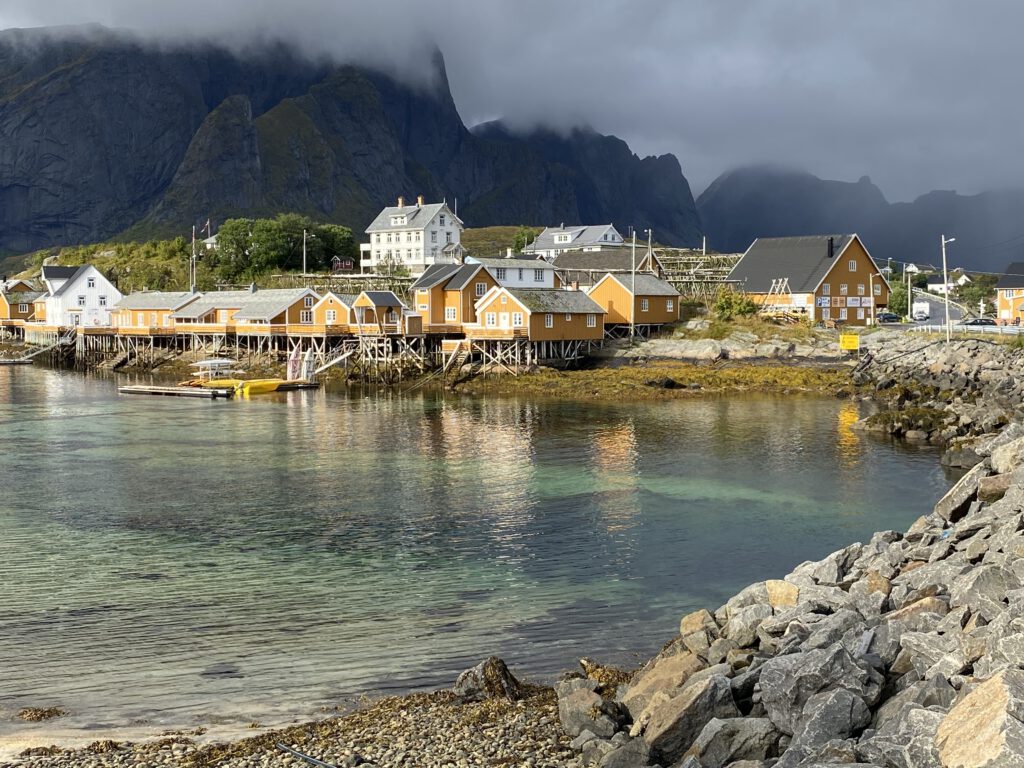 gelbe Robuer in Sakrisøy mit türkisfarbenem Wasser
