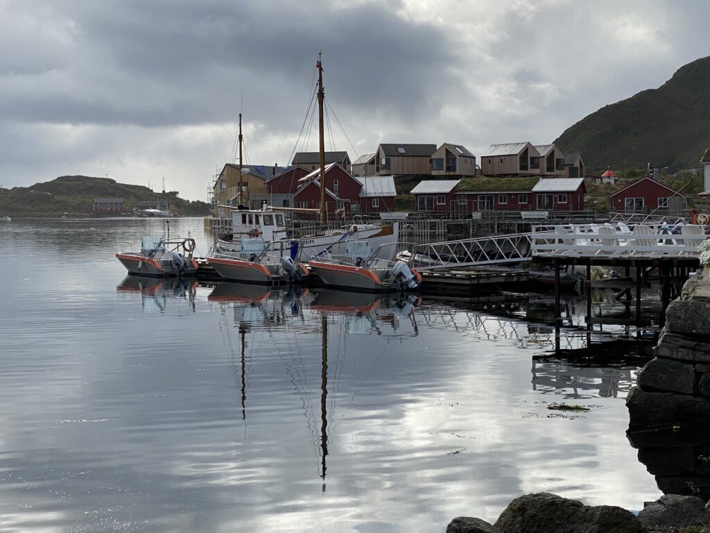 Boote bei Nebel in Ballstad
