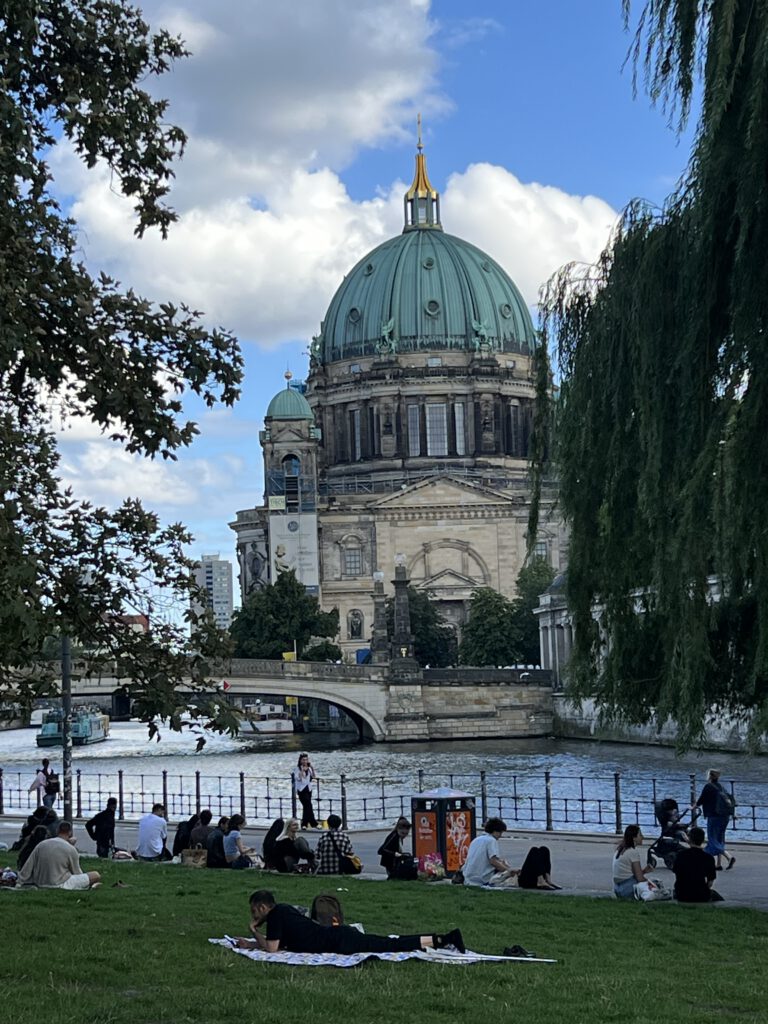 Monbijoupark mit Blick auf Berliner Dom