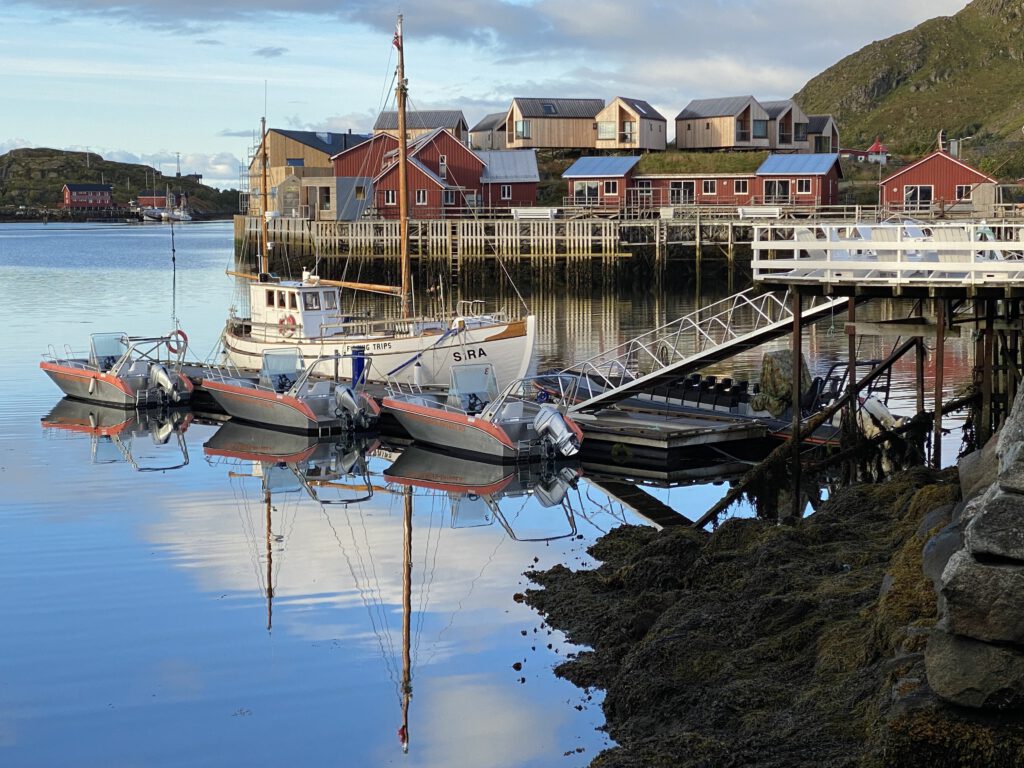 Hafen Ballstad bei gutem Wetter