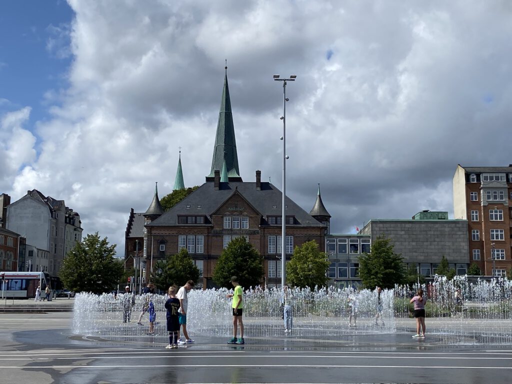 Waterfront Århus Dänemark Jütland Nord Nebel Niesel Meer Wasser Hafen Springbrunnen Endless Connection