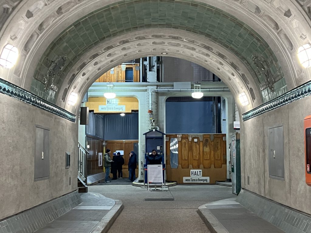 Aufzug im alten Elbtunnel