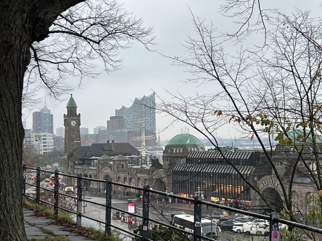 Blick auf Landungsbrücken und Elbphilharmonie