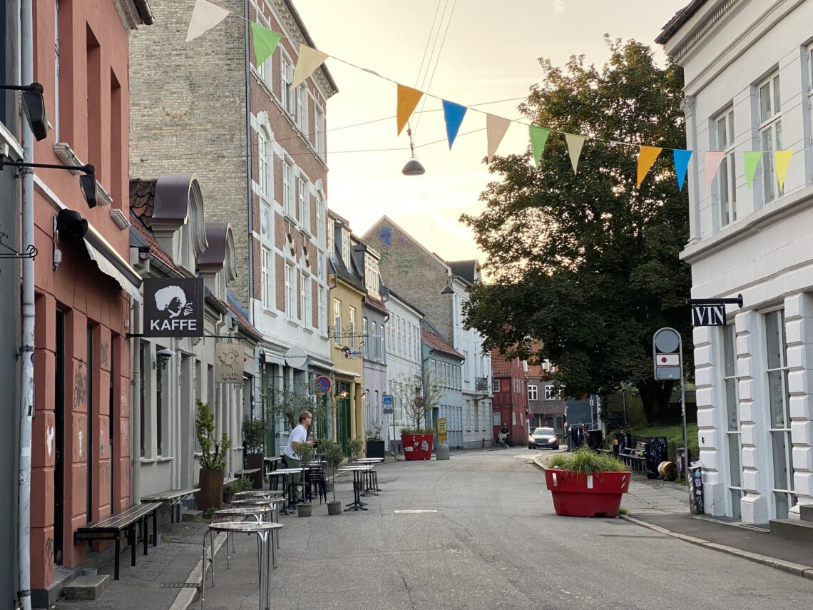 Altstadtgasse in Aarhus mit bunten Fähnchen