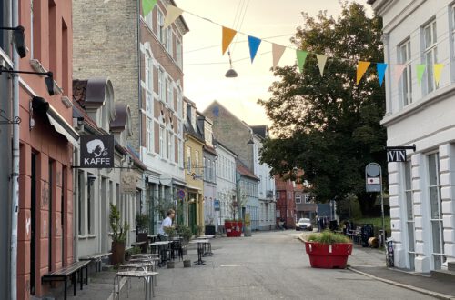 Altstadtgasse in Aarhus mit bunten Fähnchen