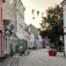 Altstadtgasse in Aarhus mit bunten Fähnchen