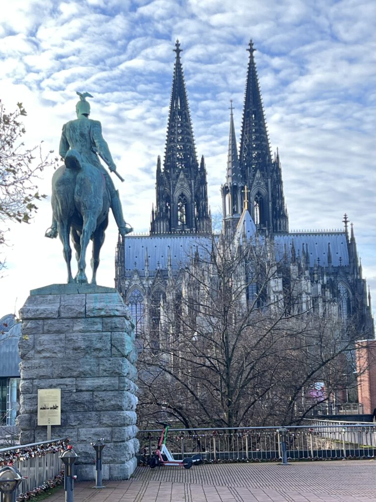 Kölner Dom mit Reiterstandbild