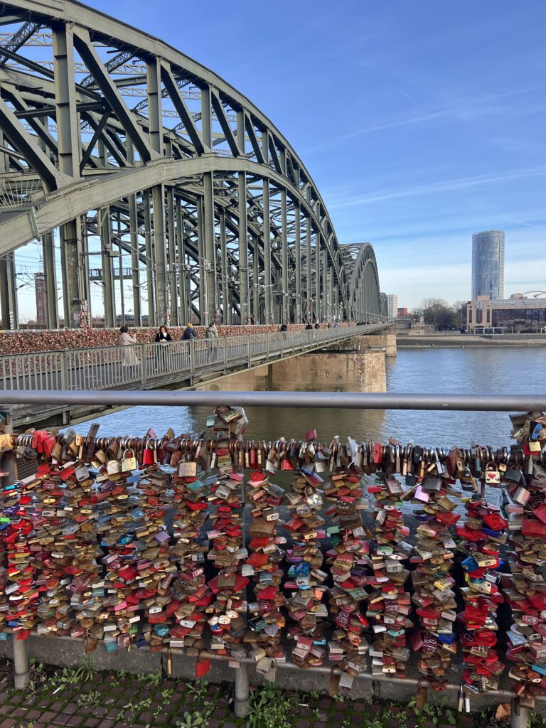 Hohenzollernbrücke mit Liebesschlössern Blickrichtung Deutz
