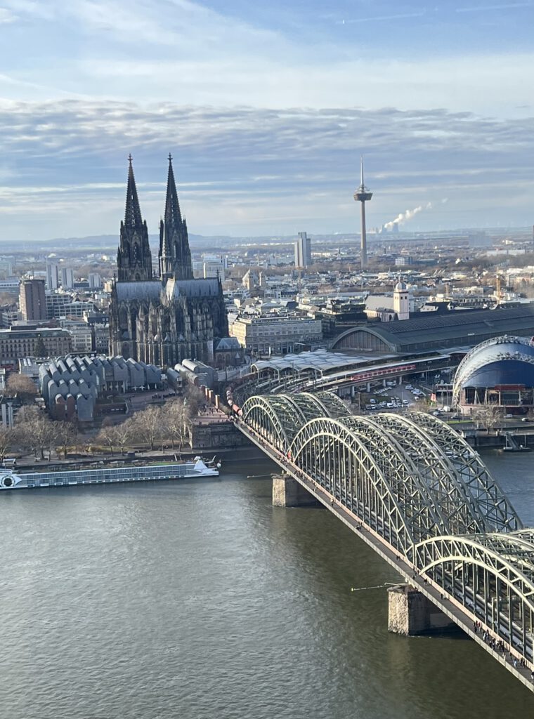 Blick auf Dom und Hohenzollernbrücke vom KölnTriangle