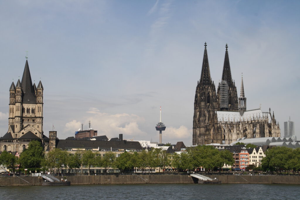 Rheinufer Köln Dom Groß St. Martin Altstadt Rhein Uferpromenade Colonius