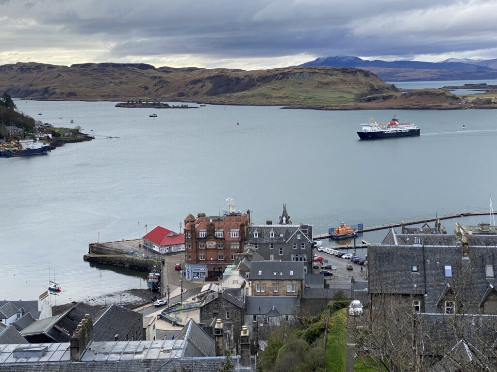 Aussicht McCaig's Tower Oban Hafen Schottland Highlands CalMac Ferries