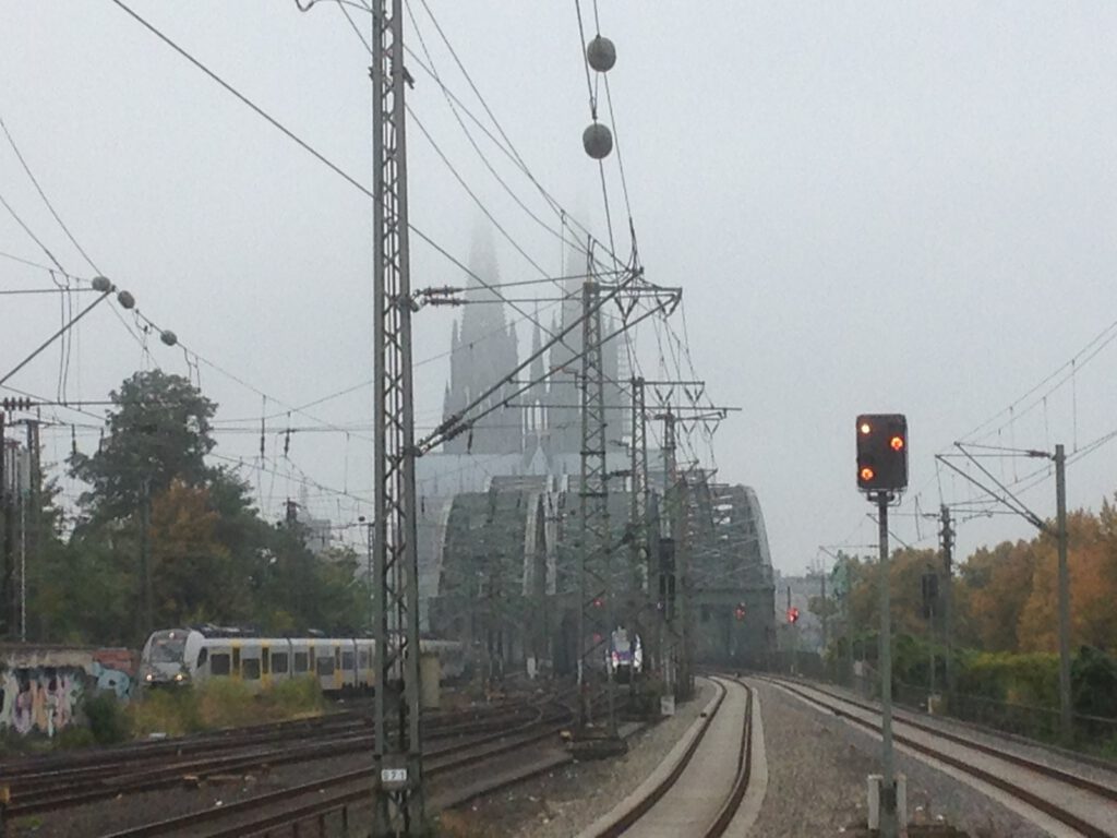 Hauptbahnhof Köln DB Bahn Dom  Nebel Niesel