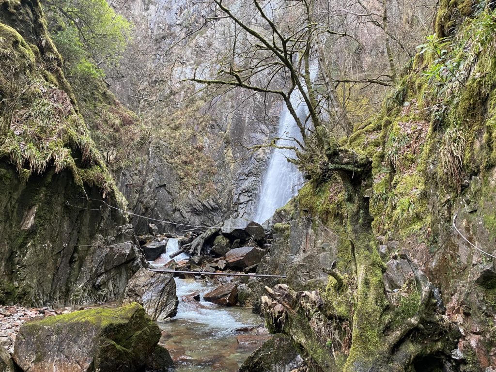 Grey Mares Waterfall Kinlochleven Regen Glencoe Schottland Highlands Loch Leven Wasserfall Wanderung Klettersteig