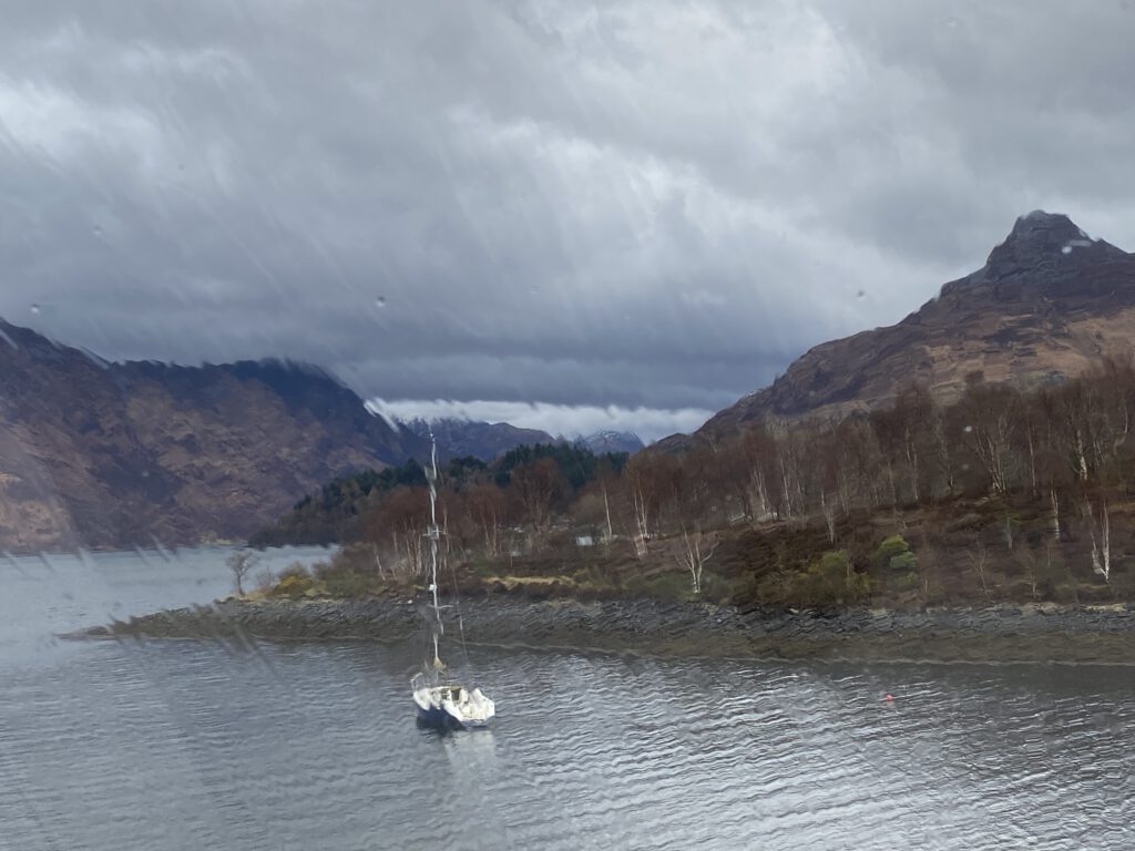 Isles of Glencoe Ballachulish Peninsula Hotel Aussicht Segelboot Regen Loch Leven