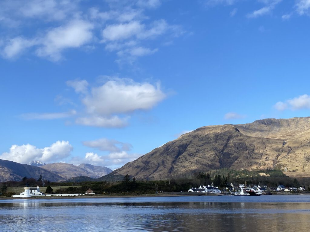 Corran Ferry, Fähre, Loch Linnhe Leven, Ardgour Inn, Onich, Schottland, Highlands, Meer, Berge, Wasser, Leuchtturm, Corran Point Lighthouse