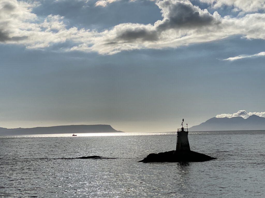 Hafen in Mallaig, CalMac Ferries Isle of Skye Meer Sonne Berge Armadale Schottland Highlands