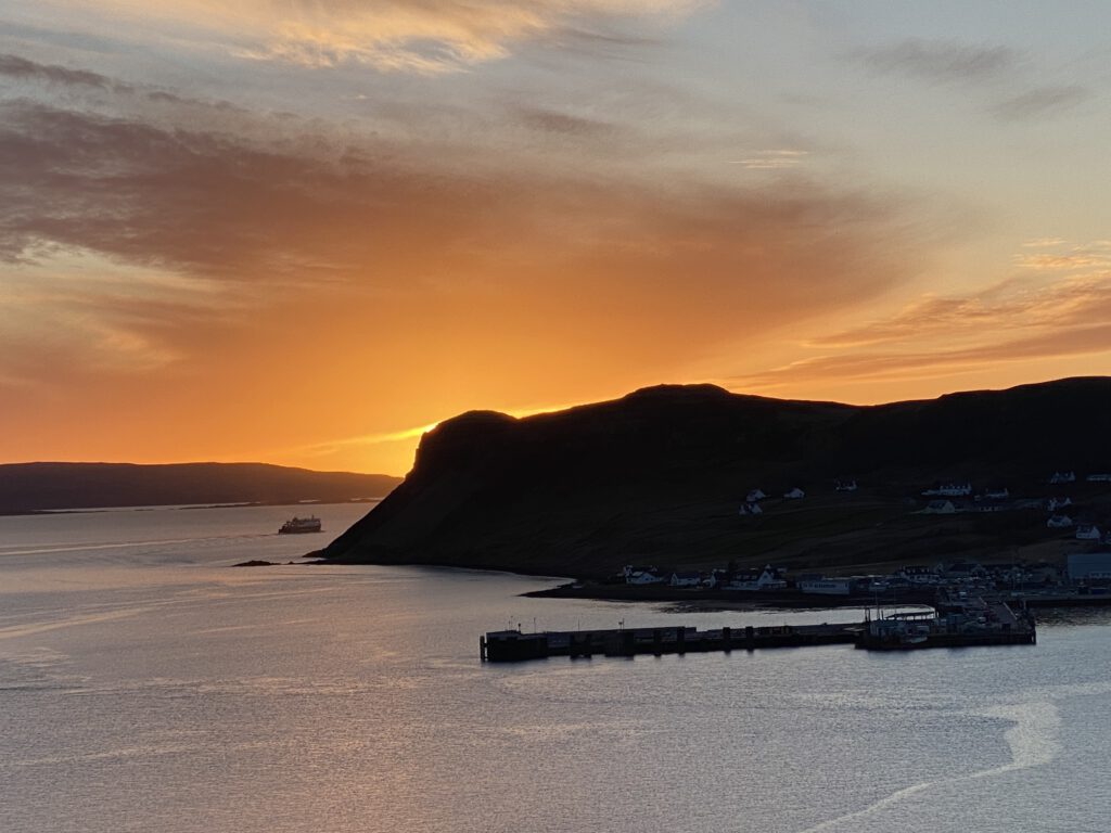 Uig Tower, Captain Feaser's Folly, Bay Sonnenuntergang Isle of Skye Schottland Insel Meer Highlands CalMac Ferries