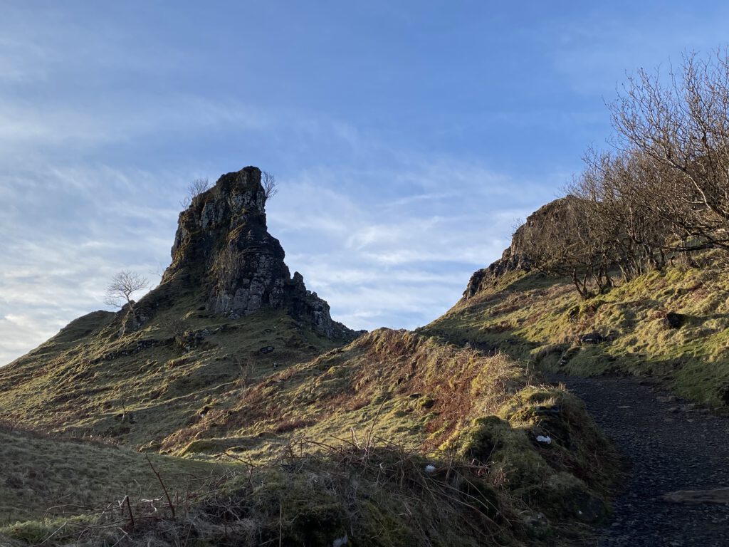 Fairy Glen Tal der Feen Sheader Road Uig Sonnenaufgang Castle Ewan Hügellandschaft verwunschen Isle of Skye Schottland Highlands