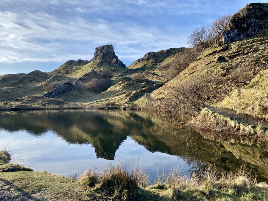 Fairy Glen Tal der Feen Sheader Road Uig Sonnenaufgang Castle Ewan Hügellandschaft verwunschen Isle of Skye Schottland Highlands