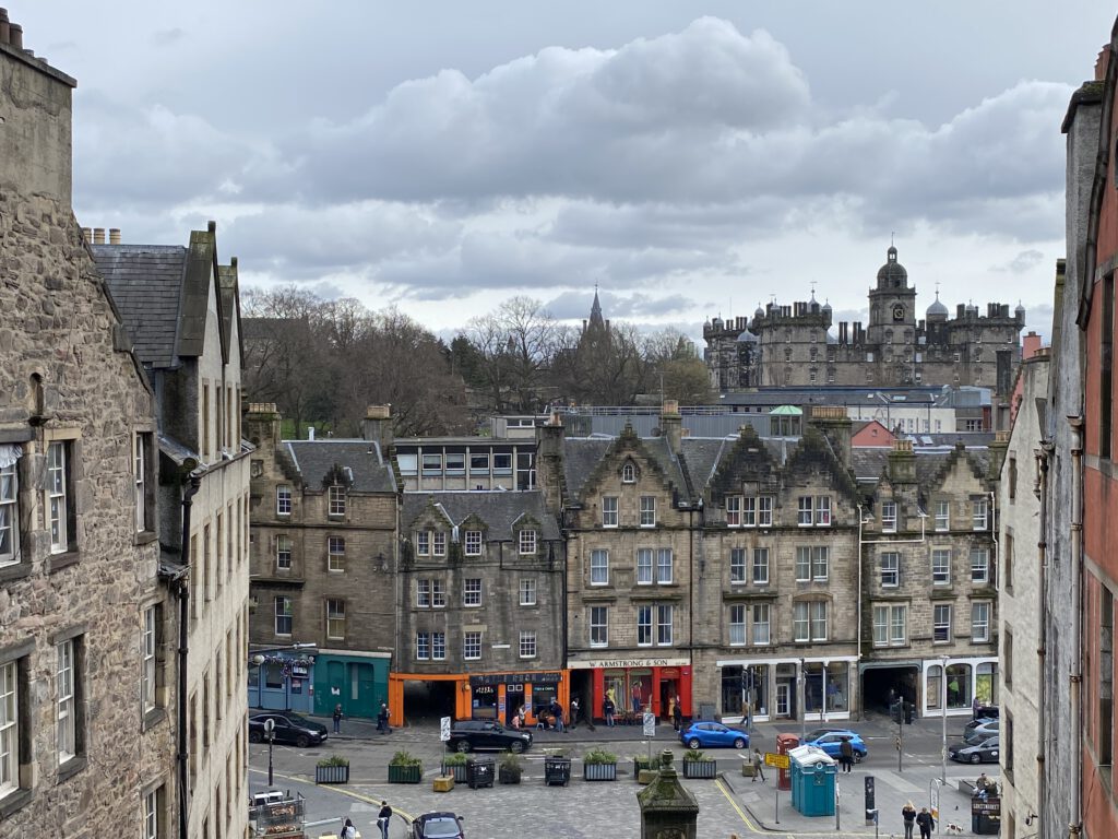 Blick von Victoria Street auf Grassmarket