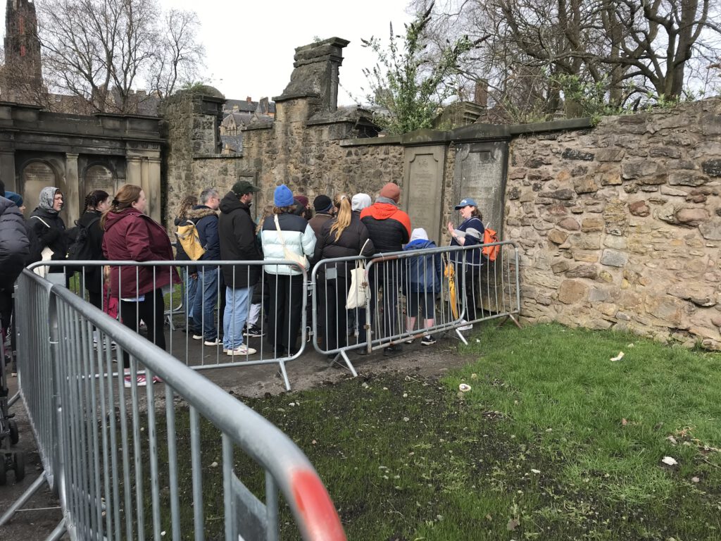 Potter Heads am Grab von Tom Riddle