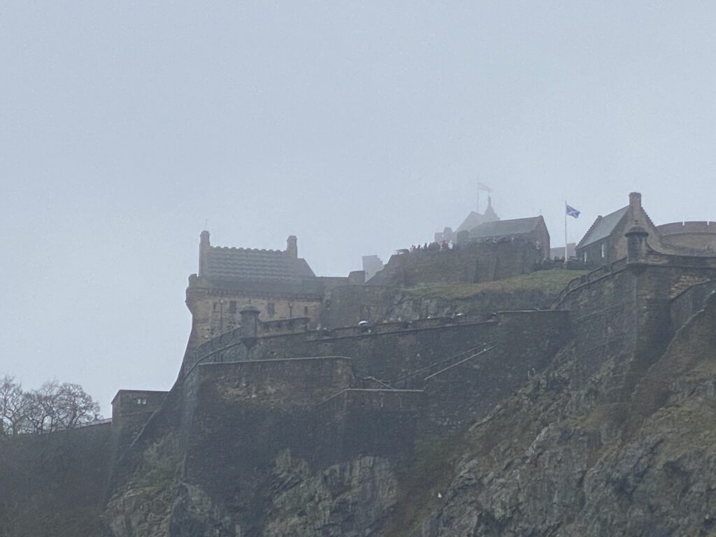Edinburgh Castle Nebel Niesel Schottland Hauptstadt