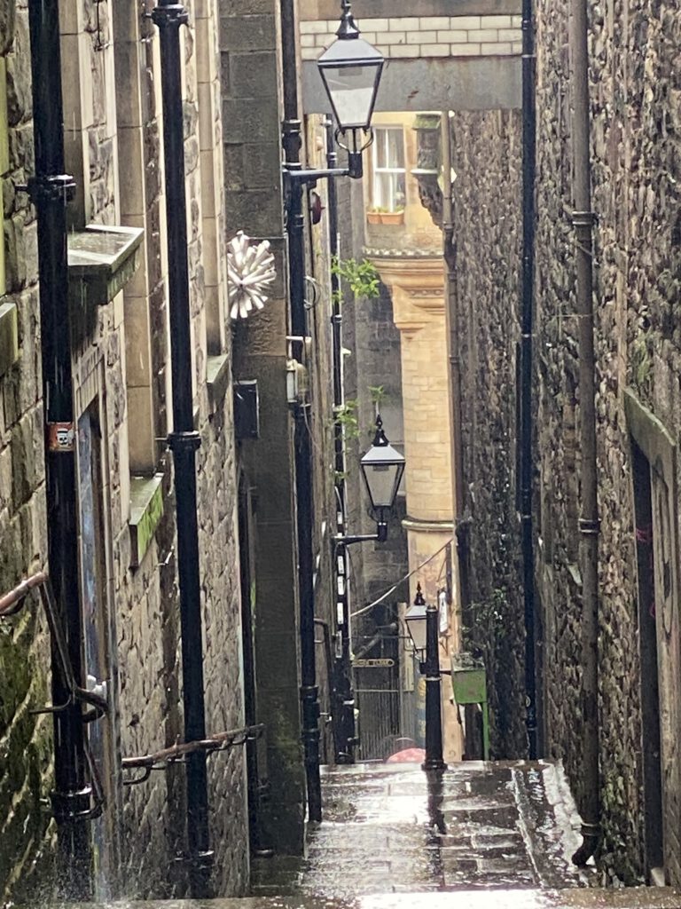 steile Treppen einer Close in Edinburgh