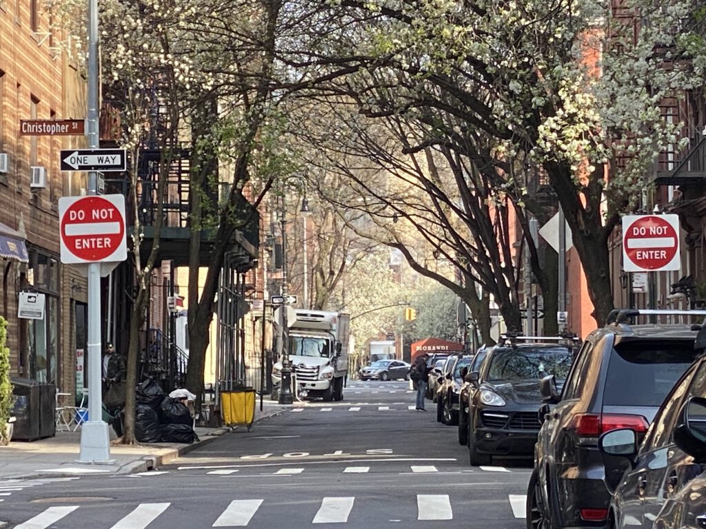 Spaziergang durch Strassen mit Bäumen in Greenwich Village New York Manhattan 