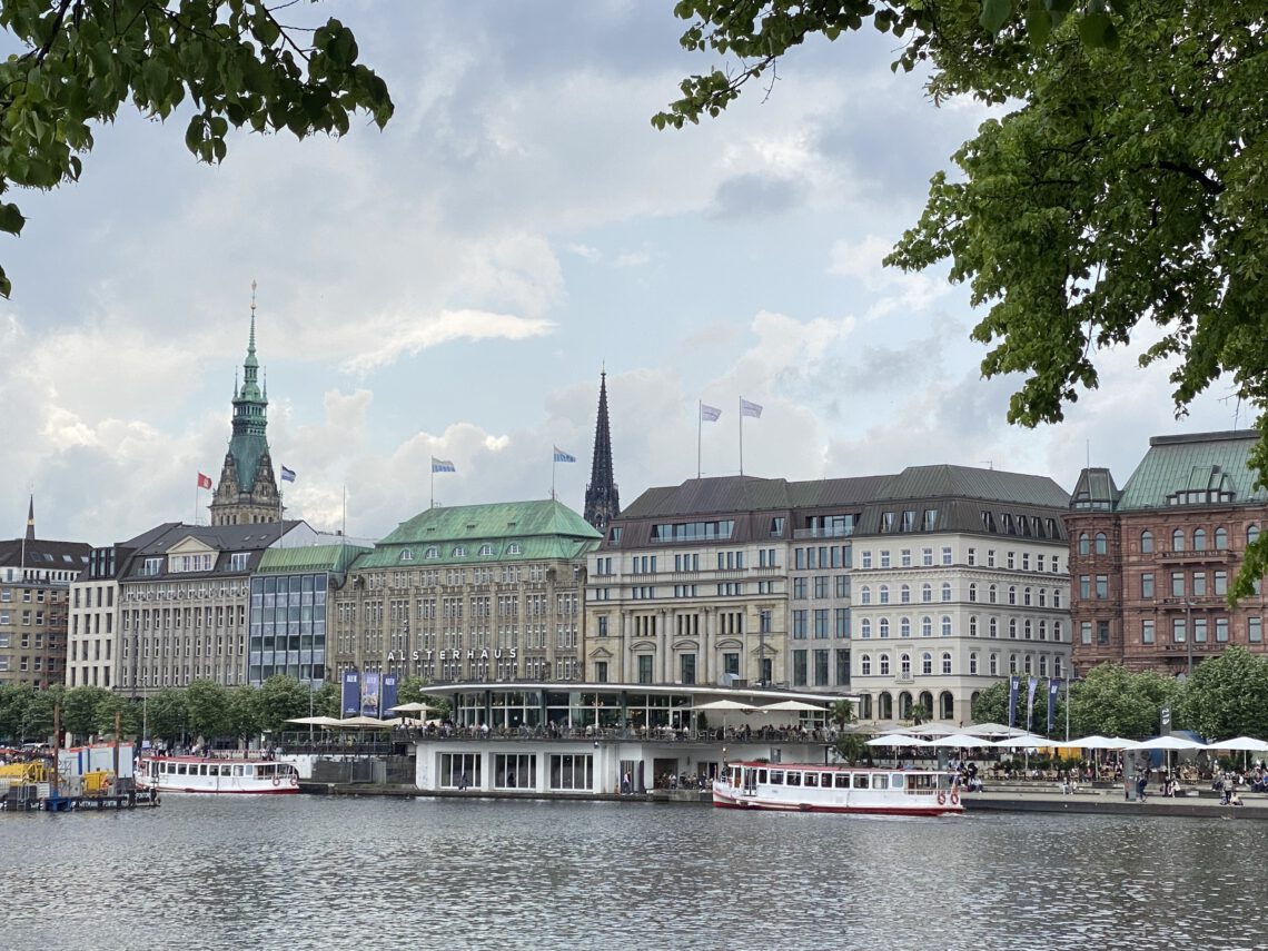 Binnenalster mit Alsterpavillion und Schiffen