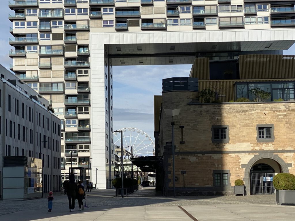 Severinsbrücke Riesenrad Schokoladenmuseum Köln Rheinufer 