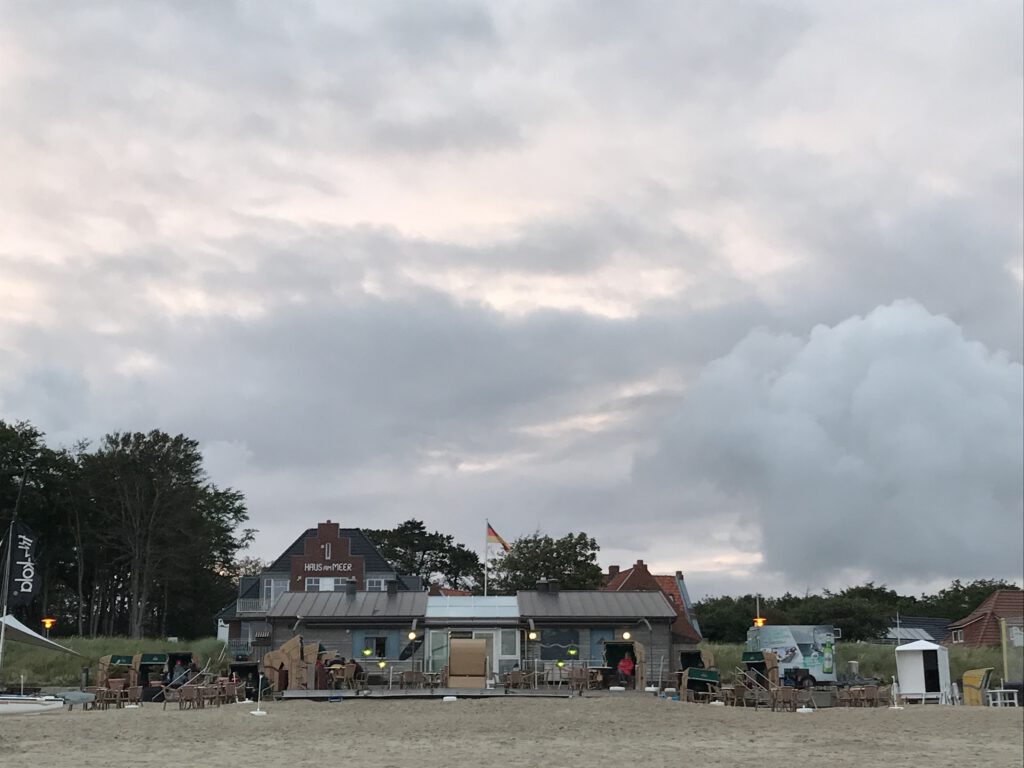 Pitschis Wyk auf Föhr Nordsee Deutschland Norddeutschland Insel Strand Südstrand Strandbude Sonnenuntergang