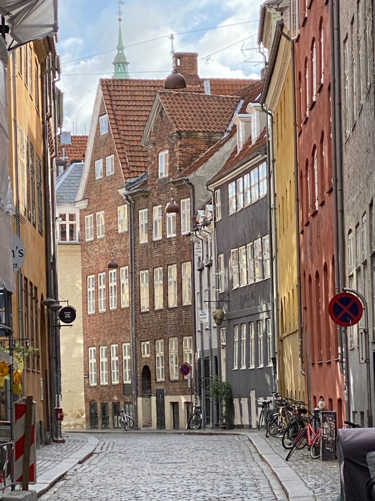 Altstadt Kopenhagen Gasse Kopfsteinpflaster bunte Häuser Hauptstadt Dänemark 