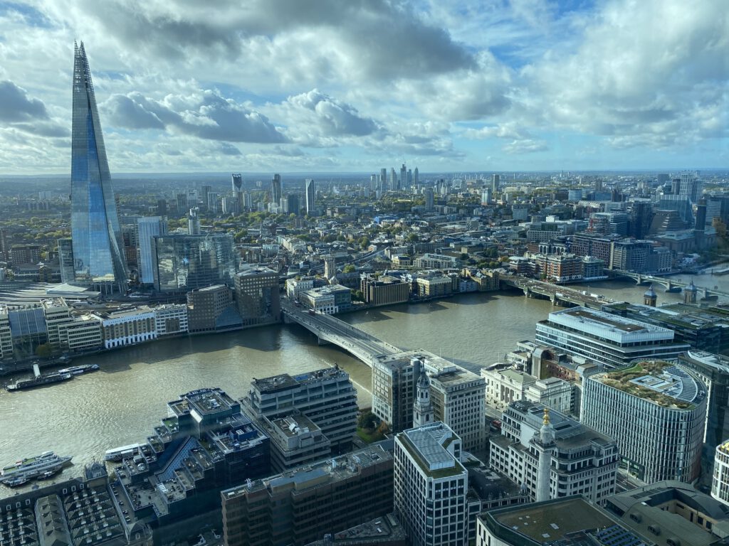 Aussicht von Walkie Talkie Sky Garden London auf The Shard